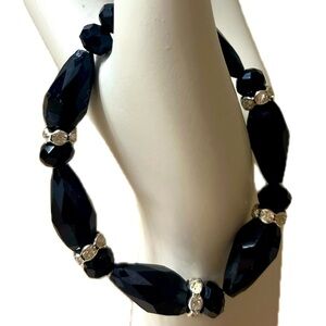 Fashion Glass Beaded Stretch
Bracelet (Black/Silver Accents)